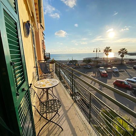 L'Eternita' E' Il Mare Mischiato Col Sole Rimbaud Apartment Ventimiglia Bagian luar foto