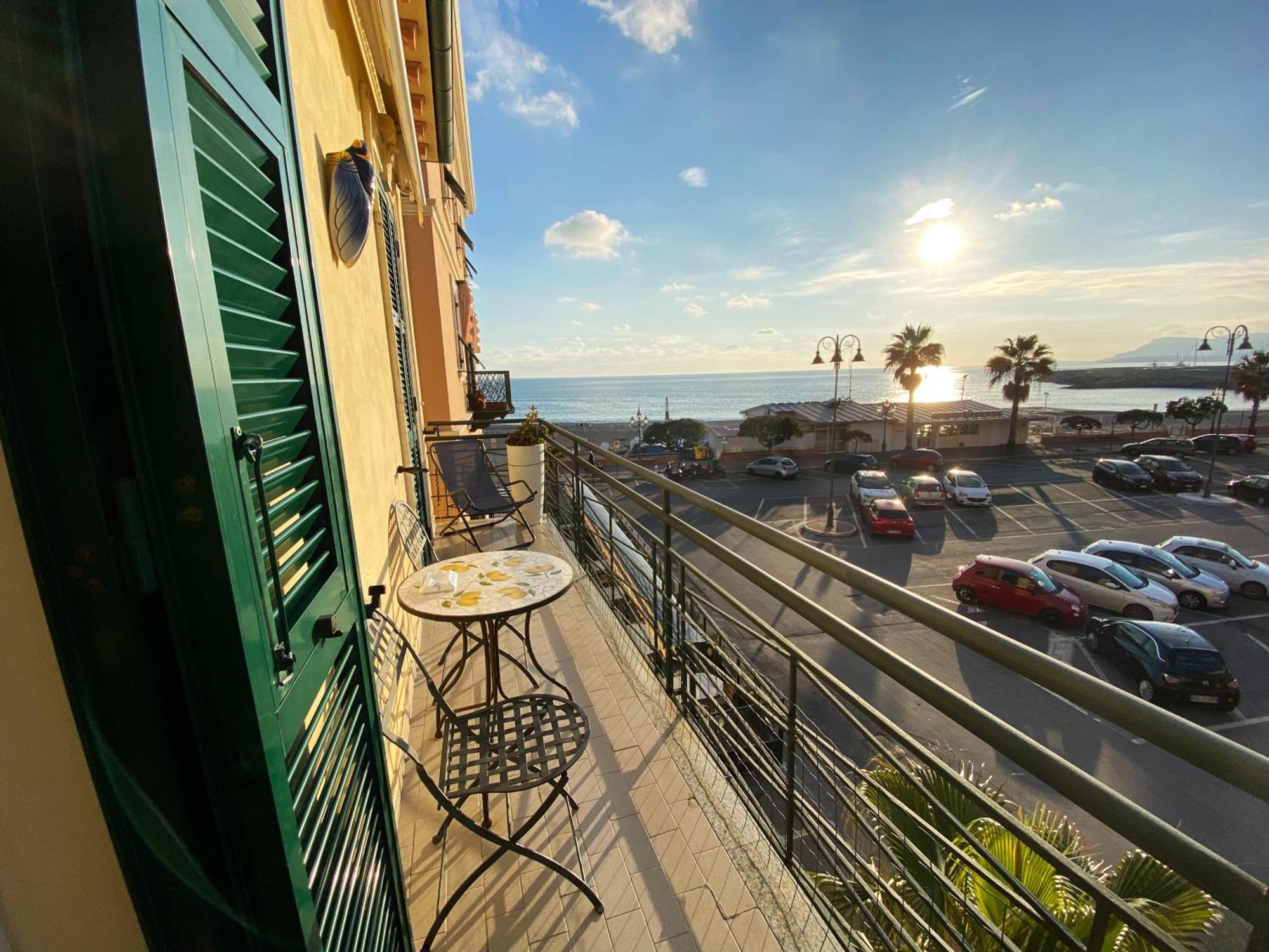 L'Eternita' E' Il Mare Mischiato Col Sole Rimbaud Apartment Ventimiglia Bagian luar foto